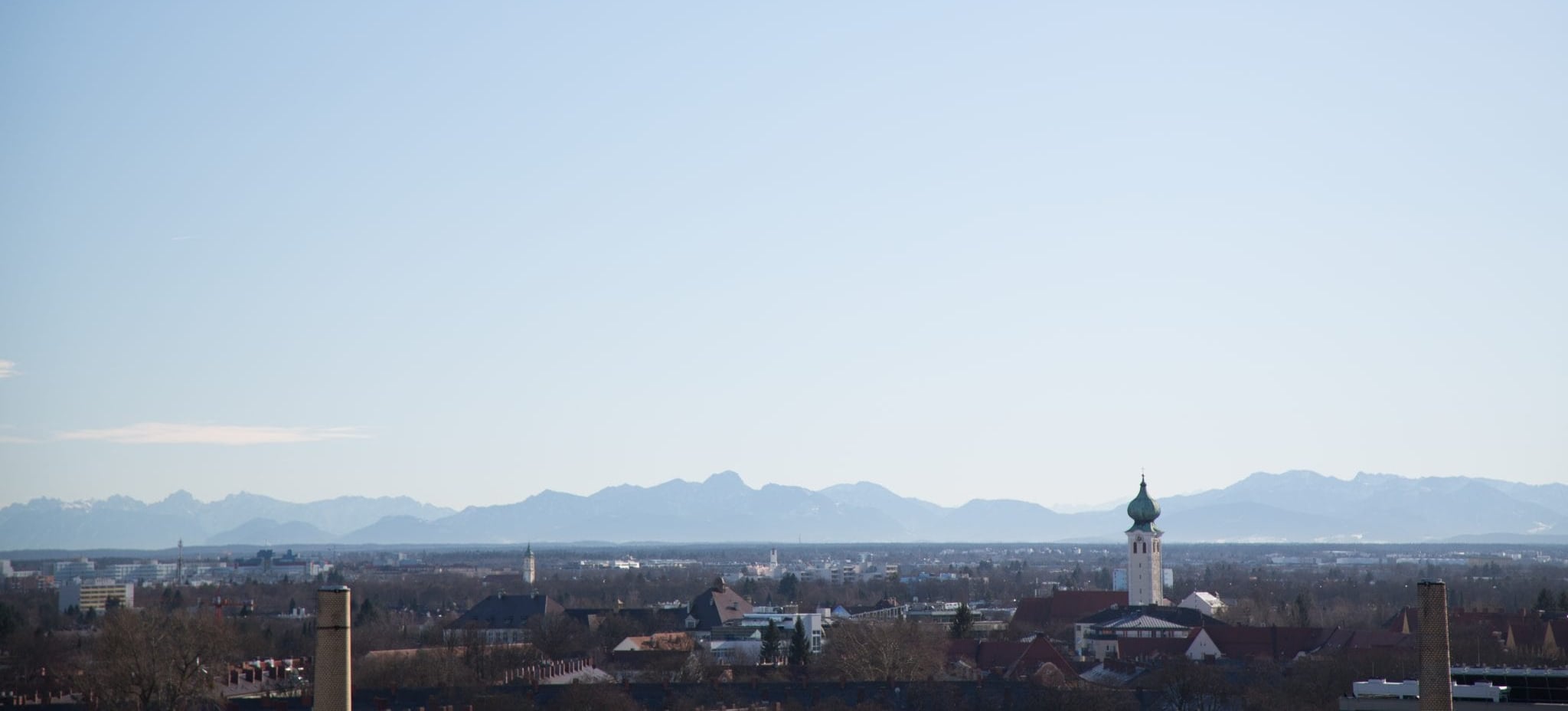 München mit den Alpen im Hintergrund